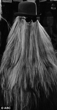 Cousin Itt Addams Family Film, Modern Family Sofia, Modern Family Sofia Vergara, Original Addams Family, Addams Family Characters, Cousin Itt, Addams Family Tv Show, Los Addams, Wind Blown Hair