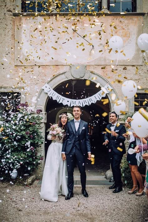 Gold confetti galore | photo by Chris&Ruth Photography Wedding Exit Ideas, Send Off Ideas, Wedding Exit, Wedding Send Off, Wedding Exits, Wedding Confetti, Junebug Weddings, Wedding Images, Wedding Pics