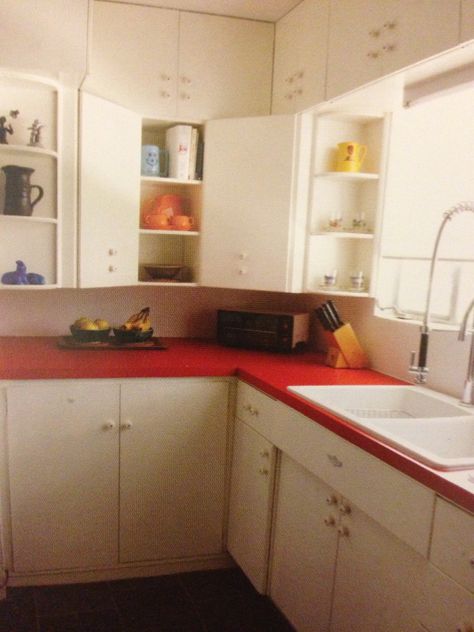 White kitchen Red countertop Red Countertop Kitchen, Red And White Kitchen Cabinets, Red Countertops, Kitchen Cabinet White, Crock Pot Hot Chocolate, White Kitchen Cabinet, Red And White Kitchen, 1950s Kitchen, Vintage Housewife