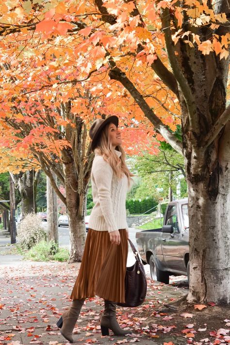 Super Chunky Cable Knit Sweater & Pleated Skirt | On the Trip Side Club Outfit Ideas For Women, Country Club Outfit, Brown Pleated Skirt, Best Sweaters, Pleated Skirt Outfit, Singer Fashion, Club Outfits For Women, Chunky Cable Knit Sweater, Elegant Country