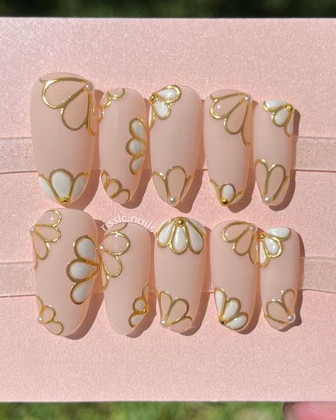 I am absolutely OBSESSED with this set, as soon as I saw it I knew I needed to have it in my life 😂 it was very tedious but I love the end result so much! Oh! And the base color for this set is Bare it All from @esvynails • Inspo: @nailart.department • All @risslc.nails sets are completely customizable, DM me to get your order started 😍💖💅🏽✨ • • • #flowernail #floralnails #goldaccents #pressonnails #nailinspo #nailsnailsnails #nailart #nailporn #nailsofinstagram #chromenails #mattenails #cla Nail Set Ideas, Press On Nail Designs, Nails Sets, Funky Nail Designs, 3d Flower Nails, Korean Nail Art, Art Deco Nails, Special Nails, Korean Nails