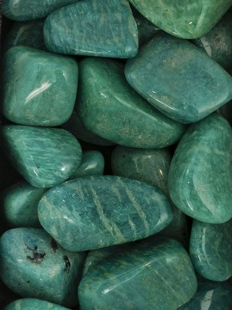 Green Amazonite, Slytherin Aesthetic, Pretty Rocks, Crystal Magic, Mineral Stone, Tumbled Stones, Gems And Minerals, Green Aesthetic, Crystal Gems