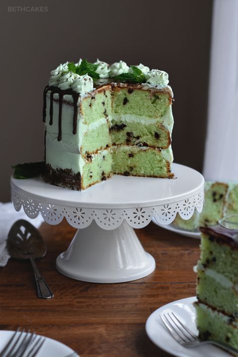 Mint Chocolate Chip Cake Recipe, Mint Chocolate Chip Cake, Mint Desserts, Mint Chocolate Cake, Mint Cake, Chocolate Chip Cake, Mint Chocolate Chip, Chocolate Wedding Cake, Birthday Cake Chocolate