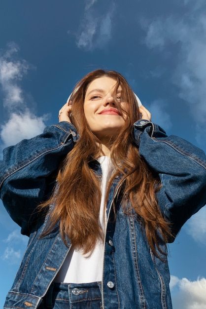 Medium shot woman posing outdoors | Free Photo #Freepik #freephoto #jump #pose #freedom #emotions Young Adult Aesthetic, Smiling Person, Lifestyle Photography Women, Young Adult Fashion, Summer Neutrals, Woman Posing, Plus Size Fashion Tips, Fun Photoshoot, Outdoor Portraits