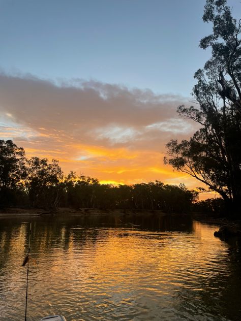 Gold Clouds, Sunset Pretty, River Sunset, Fotos Aesthetic, Golden Sunset, Aesthetic Sunset, Pretty Sunset, Sunset Aesthetic, Cozy Room Decor