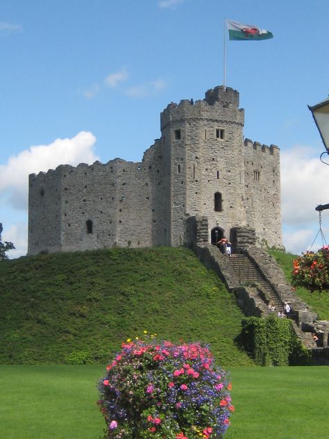 Cardiff Castle - Cardiff, Wales Wales Castles, Ireland Honeymoon, Welsh Castles, Cardiff Castle, Castles In Wales, Wales Flag, Welsh Dragon, Castle Mansion, Cardiff Wales