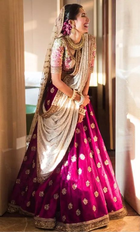 Velvet Bridal Lehengas Bridal Lehnga Unique, Mehndi Bride Dress, Cozy Winter Wedding, Mehndi Bride, Pakistani Mehndi, Indian Bridesmaid Dresses, Bridal Lehenga Designs, Velvet Lehenga, Lehenga Saree Design