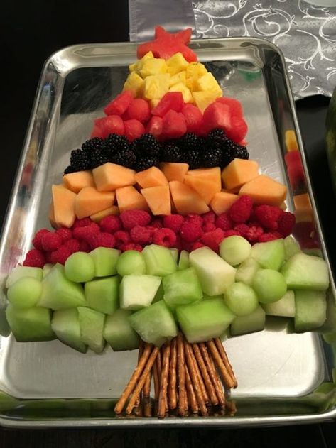 Fruit Platter For Christmas Party, Fruit Christmas Tree Appetizer, Christmas Fruit Ideas Parties, Christmas Tree Fruit Board, Holiday Fruit Charcuterie Board, Christmas Tree Fruit Platter Ideas, Xmas Platter Ideas, Christmas Fruit Tray Ideas Xmas Trees, Christmas Party Fruit Tray Ideas