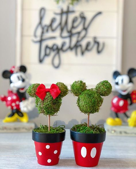 Happy Saturday! ❤️ I recently worked on another DIY project for these mini Mickey and Minnie topiaries and I cant get over how adorable… Diy Topiaries, Disney Crafts For Adults, Disney Christmas Crafts, Disney At Home, Baby Shower Return Gifts, Terra Cotta Pot Crafts Diy, Disney Garden, Disney Diy Crafts, Disney Room Decor