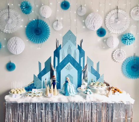 Diy Frozen Backdrop Ideas, Diy Frozen Decorations Birthdays, Elsa Birthday Party Decorations At Home, Frozen Diy Backdrop, Minimalist Frozen Party, Diy Frozen Decor, Frozen Birthday Decorations Diy, Frozen Themed Birthday Party Diy, Frozen Diy Decorations