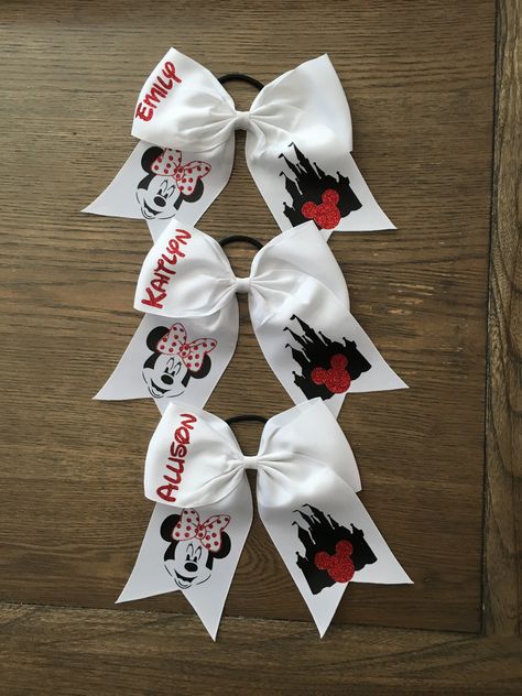 Disney personalized family hair bows Custom Hair Bows, Personalized Hair Bows, Vinil Textil Ideas, Disney Cheer Bows, Easy Hair Bows, Disney Hair Bows, Disney Baby Clothes, Sublimacion Ideas, Disney Hair