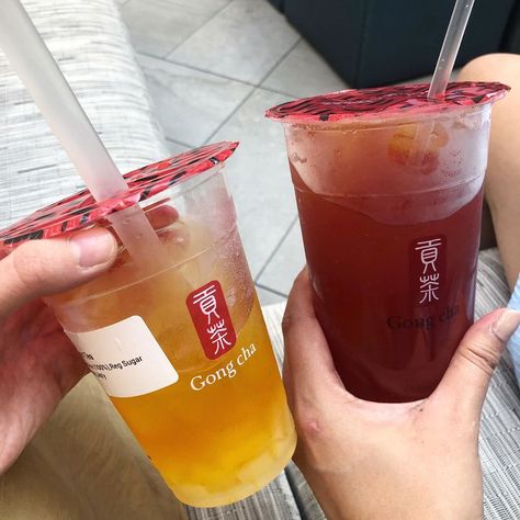 making fresh peach green tea at home with Talk Boba full recipe guide. Fruit Boba Aesthetic, Fruit Boba Tea Aesthetic, Fruit Tea Boba Recipe, Peach Tea Aesthetic, Peach Green Tea Recipe, Boba Fruit Tea, Green Tea At Home, Iced Peach Green Tea, Kawaii Drinks