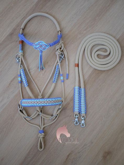 Paracord Bridle, Diy Horse Stuff, Hobby Horse Tack, Tack For Horses, Bridle Horse, Horse Tack Diy, Diy Horse Barn, Horse Braiding, Bitless Bridle