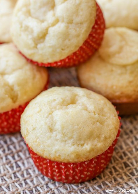 Honey Muffins - These simple muffins, sweetened with a little bit of agave (or honey!), are melt-in-your-mouth good!! Honey Muffins Recipe, Simple Muffins, Pumpkin Donut Muffins, Muffin Recipes Cinnamon, Apple Muffins Healthy, Monkey Bread Muffins, Ginger Muffins, Honey Muffins, Cinnamon Roll Muffins