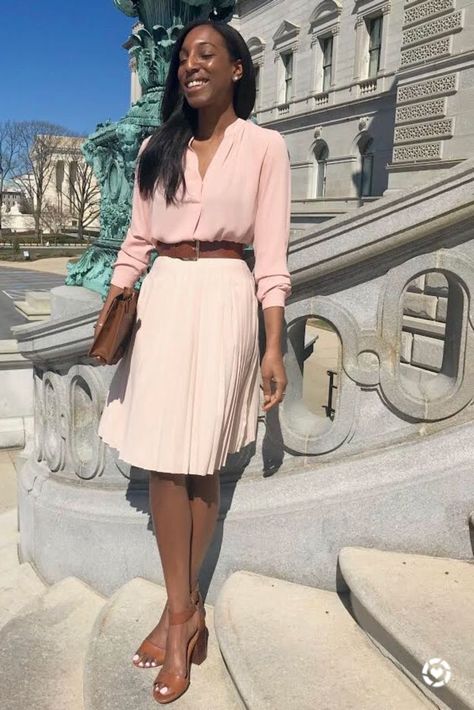 Anthropologie Pleated Shine Midi Skirt in blush pink with a brown belt and cotton candy pastel pink drapey blouse for a light spring or summer professional work outfit Washington Dc Professional Outfits, Business Couture, Outfits Jumpsuit, Clothes For Work, Summer Professional, Work Outfits Frauen, Dc Fashion, Casual Work Outfits Women, Professional Work Outfit