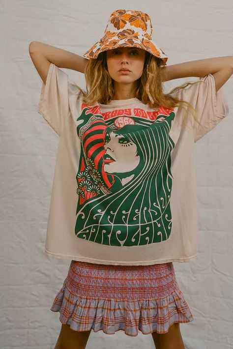 Graphic Tees for Women | Urban Outfitters Canada Stile Casual Chic, Jefferson Airplane, Urban Dresses, Urban Outfitters Women, Tees For Women, Look Casual, Graphic Tees Women, Outfits Casuales, Vintage Tees