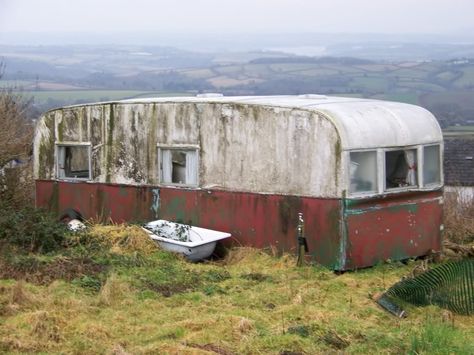 Abandoned 1960s Bluebird Challenger Nostalgic Architecture, Overgrown Aesthetic, Abandoned Trailer, Double Wide Trailer, E Track, Caravan Living, Swimming Pool Liners, Derelict Buildings, Old Campers