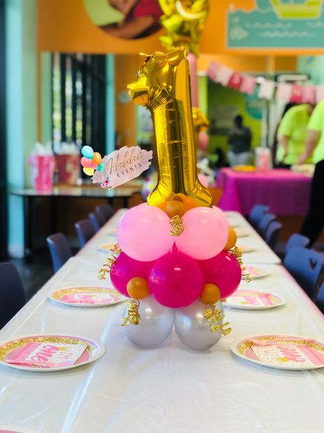 Pink, gold, & silver 1st Birthday balloon table centerpiece Balloon Centerpieces With Numbers, Barbie Balloon Centerpieces Ideas, First Birthday Table Centerpieces, Balloon Centerpieces Birthday, Balloon Table Centerpieces, Class Mom, Balloon Numbers, 1st Birthday Balloons, Balloon Designs