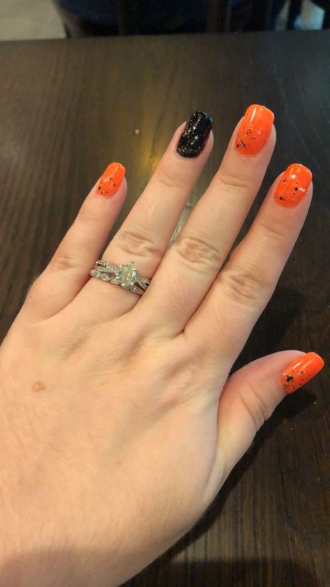 My Halloween nails!!! Halloween Nail Designs Dip Powder, Halloween Dip Powder Nail Ideas, Halloween Dip Nails Ideas Simple, Halloween Dipped Nails, Halloween Nails Dip, Halloween Sns Nails, Halloween Nails Dip Powder, Simple October Nails, Halloween Dip Nails Ideas