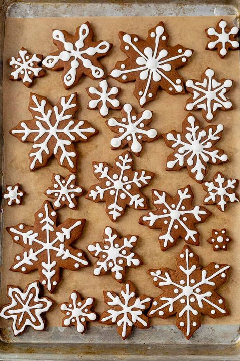 Gingerbread snowflake cookies are a cozy and fun cookie to make for the holidays. The cookie dough comes together quickly and the baked cookies are dressed up with easy royal icing. Gingerbread Cookies Design Ideas, Easy Gingerbread Cookies Decorations, Decorating Gingerbread Cookies Ideas, Christmas Cookies Spritz, Gingerbread Icing Ideas, Aesthetic Gingerbread Cookies, Gingerbread Cookie Aesthetic, Ginger Bread Cookies Decorated, Christmas Cookies Classic