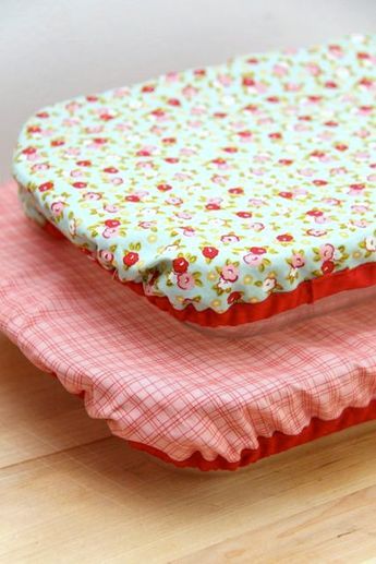 DIY Reusable and Washable Baking Dish Covers // SmashedPeasandCarrots.com Fat Quarter Projects, Beginner Sewing Projects Easy, Leftover Fabric, Fabric Baskets, Sewing Projects For Beginners, Sewing Skills, Love Sewing, Sewing Tips, Sewing For Beginners