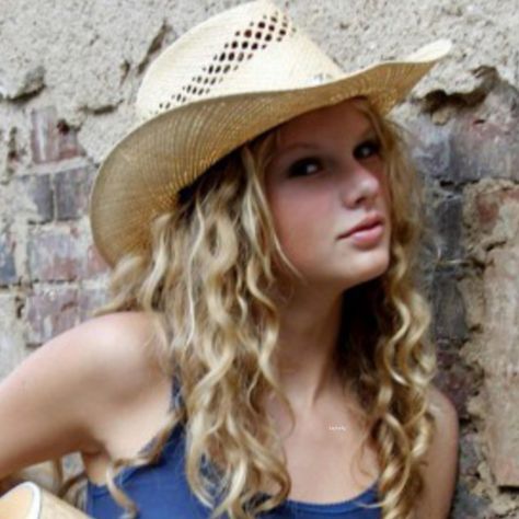 Taylor Swift Curly Hair, Hair With Hat, Taylor Swift Photoshoot, Photos Of Taylor Swift, Taylor Swift Tour Outfits, Swift Tour, Concert Fashion, All About Taylor Swift, Swift Photo