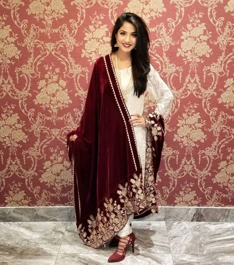 9,045 Likes, 80 Comments - Pakistan Street Style (@pakistanstreetstyle) on Instagram: “#Repost from @confectionfemme ✨✨ #PakistanStreetStyle” White Suit With Red Dupatta, Suit With Velvet Dupatta, Simple Suit With Heavy Dupatta, Suit With Red Dupatta, Suit With Heavy Dupatta, Frock Salwar, Plain Anarkali, Off White Suit, Velvet Shawls