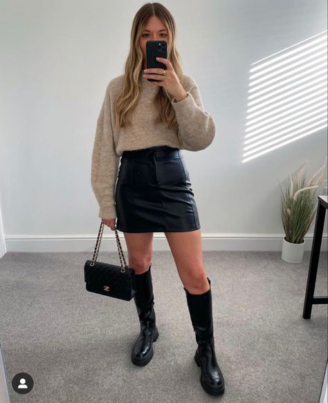 Sweater Leather Skirt Outfit, Outfits With Black Leather Skirt, Pu Skirt Outfit, Black Mini Skirt Outfit Winter, Lace Pants Outfit, Mini Skirt Outfit Winter, Outfit Ideaa, Black Mini Skirt Outfit, 2024 Wardrobe