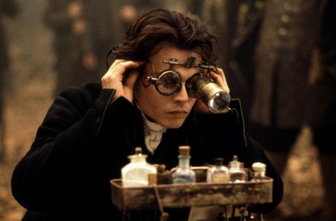 Johnny Depp as Ichabod Crane in "Sleepy hollow" (1999) Sleepy Hollow 1999, Moda Steampunk, Colleen Atwood, The Legend Of Sleepy Hollow, Legend Of Sleepy Hollow, Johnny Depp Movies, Tim Burton Films, Steampunk Goggles, Tim Burton Movie