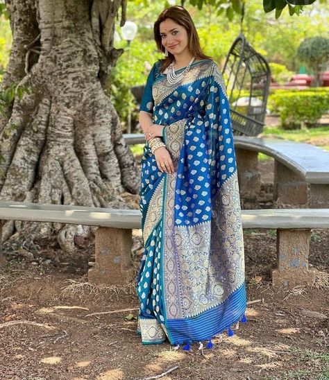 Saree Looks, Glamorous Saree, Ankita Lokhande, Traditional Silk Saree, Indian Designer Sarees, Popular Actresses, Black Saree, Elegant Updo, Indian Attire