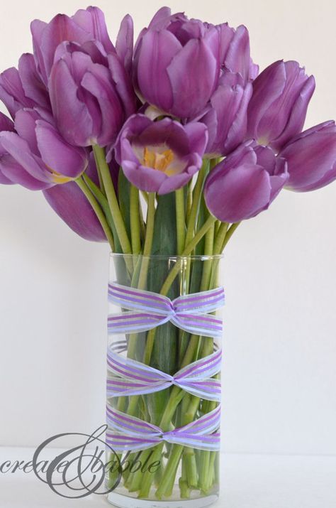 Here's a pretty, easy and quick way to give a dollar store vase a fresh and pretty look for Spring! This ribbon wrapped vase is super quick and easy to make Flower Vase Ideas For Home, Work Centerpieces, Dollar Tree Vases, Table Centerpieces For Home, Table Centerpieces Diy, Farmhouse Crafts, Diy Xmas Gifts, Spring Centerpiece, Spring Decoration