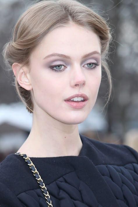 Frida Gustavsson, Valentino. Lilac Eye Makeup, Lilac Eye, Protruding Eyes, Drag Make-up, Frida Gustavsson, Cute Eyeshadow Looks, Fresh Makeup, Simple Eye Makeup, Pink Eyeshadow