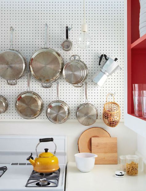 Keep your cooking supplies at arm's reach with a pegboard organizer. Pegboard Kitchen, Organiser Cucina, Design Apartment, Creative Storage, Tiny Kitchen, Design Sponge, Peg Board, Pots And Pans, Kitchen Wall