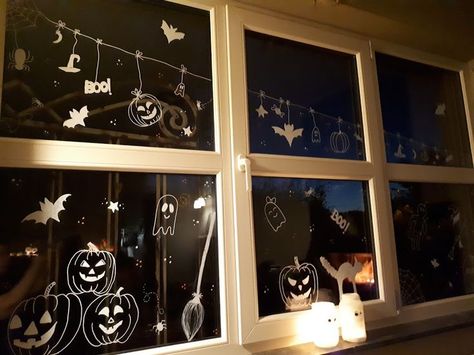 Halloween Chalk Pen Window, Halloween Window Drawing, Halloween Window Painting, Halloween Window Art, Halloween Window Decor, Halloween Bricolage, Halloween Window Display, Halloween Outside, Fall Room Decor