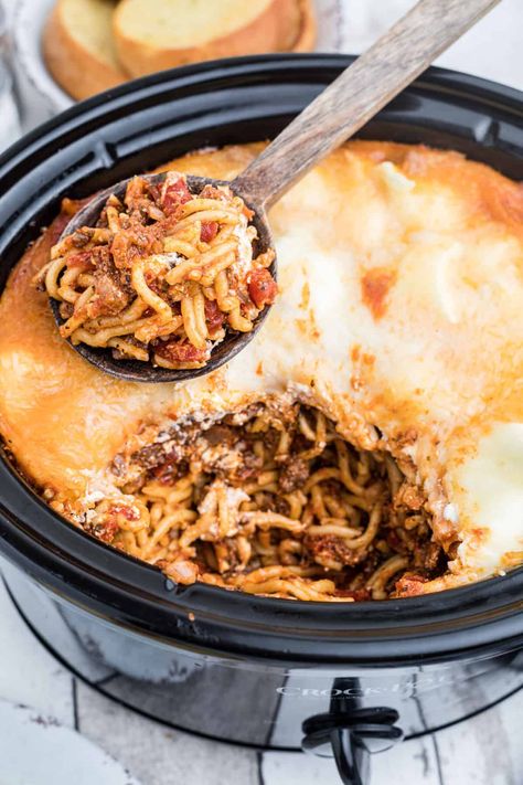 Crockpot Baked Spaghetti, Baked Spagetti, Easy Baked Spaghetti Recipe, Easy Baked Spaghetti, Crockpot Spaghetti, Crockpot Pasta Recipes, Baked Spaghetti Recipe, Slow Cooker Spaghetti, Slow Cooker Baking