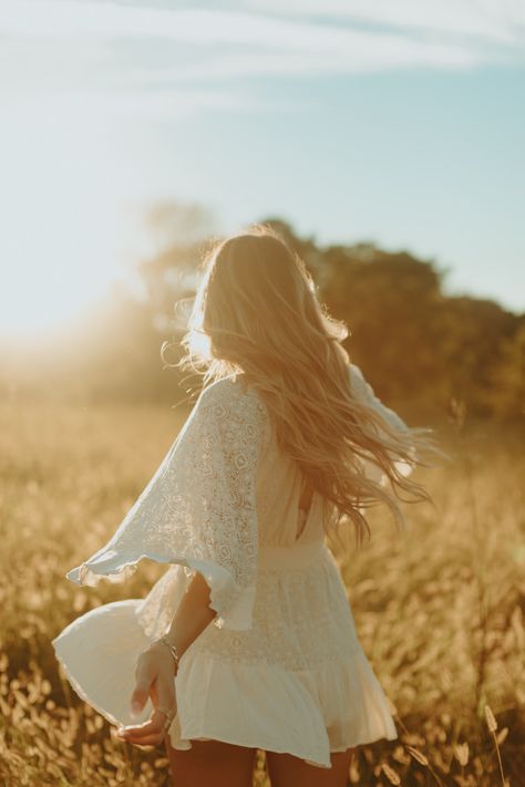 Golden Hour Senior Session - Athens, GA — Harriet's World Photography Sunset Field, Boho Photography, Summer Senior Pictures, Candid Photo, Senior Portrait Poses, Golden Hour Photos, Golden Hour Photography, Senior Photo Poses, Frisco Texas