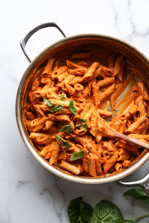 This healthy version of penne alla vodka uses roasted carrots, tomatoes and fennel to create a super flavorful, creamy sauce without any added cream or thickener. It’s vegan, gluten-free, dairy-free and packed with nutrients. It’s also made to be low FODMAP | www.feedmephoebe.com Vodka Pasta Sauce, Pasta Sauce Recipes Easy, Vodka Sauce Pasta, Easy Pasta Sauce, Penne Alla Vodka, Vodka Pasta, Alla Vodka, Veggie Pasta, Tomato Sauce Recipe