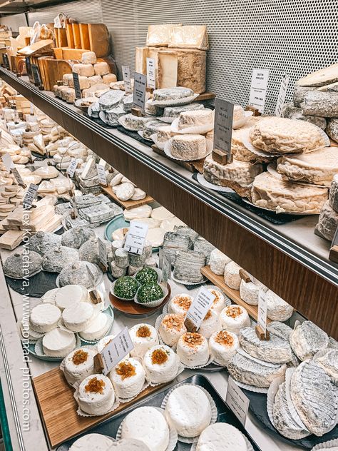 Cheese Shop Interior, Cheese Shop Design, Paris Food Market, Cheese Boutique, Cheese Types, Mini Mercado, Cheese Store, Cheese Display, France Food