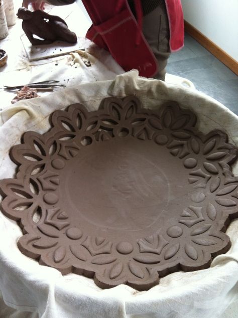 slab bowl. you know how to do this. Easy but very pretty I love this!: Stencil Roller, Easy Pottery Ideas For Beginners, Beginner Pottery, Pottery Handbuilding, Tanah Liat, Ceramic Platters, Keramik Design, Slab Pottery, Hand Built Pottery