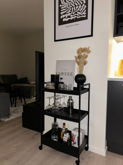 Desk In Living Room Apartment Layout, Small Bar Ideas For Apartment, Black Theme Apartment, Black Bar Cart Aesthetic, Cosy House Ideas, Black Themed Apartment, Street Style Home Decor, Bar Apartment Ideas, Apartment Interior Men