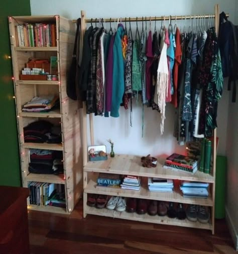 Wardrobe Alternatives, Rectangular Bedroom Ideas, Closest Idea, Closet Organizer Diy, Closet Ideas For Small Spaces Bedroom, Pallet Wardrobe, Mens Bedroom Decor, Small Closet Space, Apartment Needs