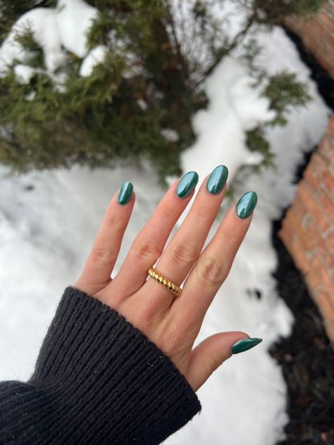 Dip Nails Winter 2023, Emerald Green With Chrome Nails, Gem Color Nails, Jade Green Nails Acrylic Design, Green Crome Nails Almond, Emerald Green Crome Nails, Safe Green Chrome Nails, Festive Chrome Nails, Green Christmas Acrylics