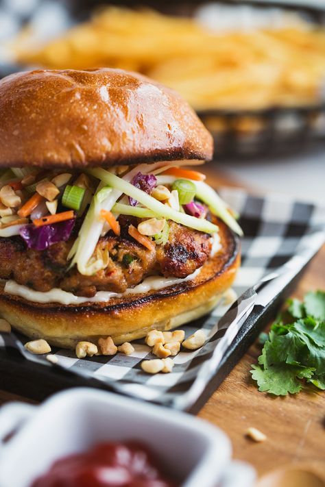 Looking for a healthy burger? Why not try this Pad Thai Chicken Burger! {via My Daily Randomness} Thai Slaw, Peanut Slaw, Peanut Butter Burger, Peanut Chicken Recipe, Satay Sauce Recipe, Thai Burger, Spicy Peanut Butter, Spicy Butter, Butter Burger