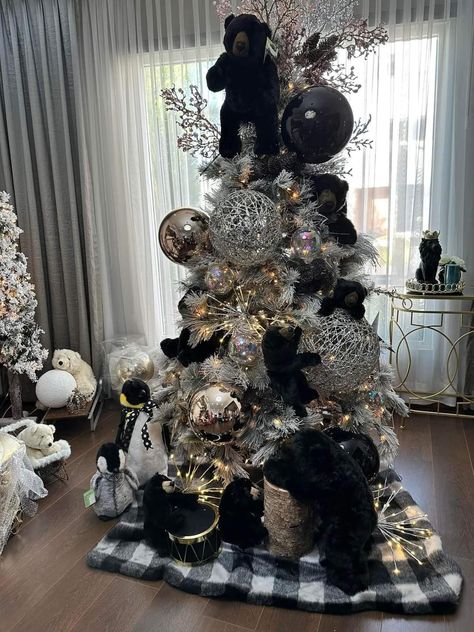 Flocked Christmas Trees Decorated Black And White, Christmas Trees With Black Ornaments, Black And White Christmas Tree Theme, Black White And Brown Christmas Tree, Black And White Christmas Tree Topper, Black White And Gold Christmas Tree Decorating Ideas, White Tree With Black Ornaments, Black And White Christmas Tree Decor, Black White And Gold Christmas Tree