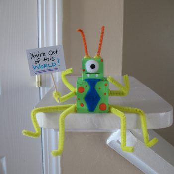 ‘You’re Out of This World’ Alien Robot Animal Easter Eggs, Fathers Day Craft, World Father's Day, Robot Craft, Space Crafts For Kids, Alien Crafts, Easy Fathers Day Craft, Pipe Cleaner Crafts, Cool Woodworking Projects