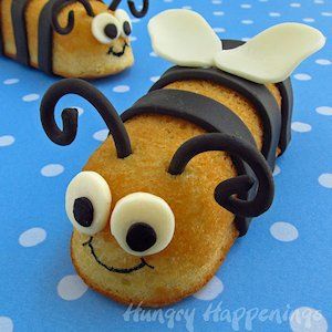 15 Bee Crafts | All About Family Crafts Bumble Bee Cake, Bee Cakes, Torte Cupcake, Edible Crafts, Buy Cookies, Bee Party, Modeling Chocolate, Fun Treats, Snack Cake