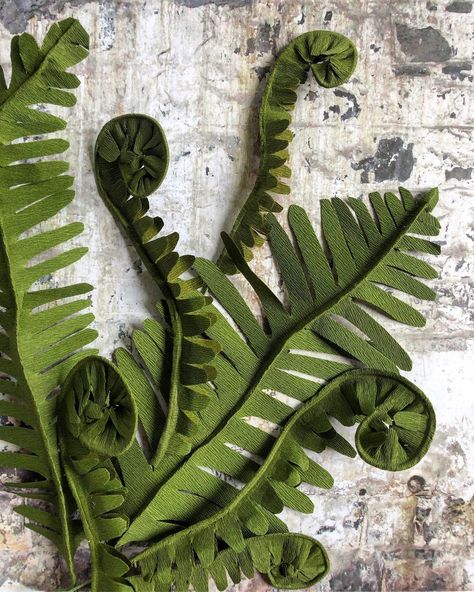 Felt Fern Leaves, Fabric Succulents, Gala Entrance, Paper Fern, Textile Flowers, Diy Trim, Felt Flowers Diy, Paper Flower Art, Fern Frond