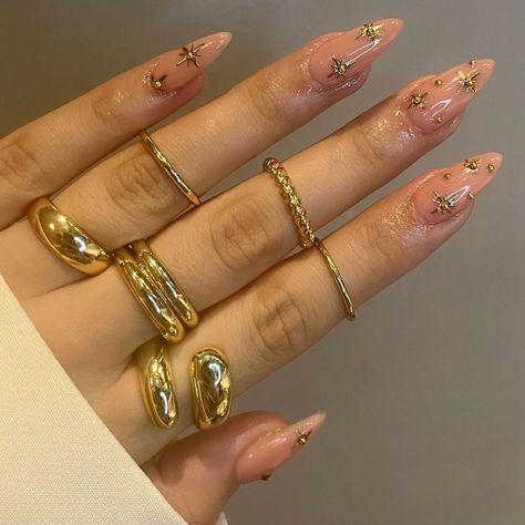 Simple Bejeweled Nails, Gold Airbrush Nails, Nails That Go With Gold Jewelry, Greek Goddess Nails Designs, Nails For Gold Jewelry, Gold Goddess Nails, Small Stilleto Nails, Desi Wedding Nails, Acrylic Nail Designs Gold