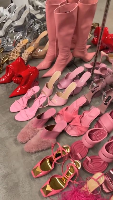 Kylie Jenner Heels, Kylie Jenner Shoes, Kylie Jenner Closet, Pink Shoes Outfit, Colorful Shoe, Stile Kylie Jenner, Expensive Shoes, Are You Serious, Shoes Heels Classy