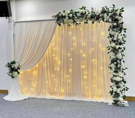 Small Wedding Backdrop, White And Gold Backdrop Wedding, Wedding Reception Main Table, Wedding Stage Backdrop Elegant Simple, Backdrop Engagement Simple Elegant, Curtain Light Wedding Backdrop, Simple Engagement Backdrop, Nikkah Stage Decoration Simple, White Curtain Lights Backdrop